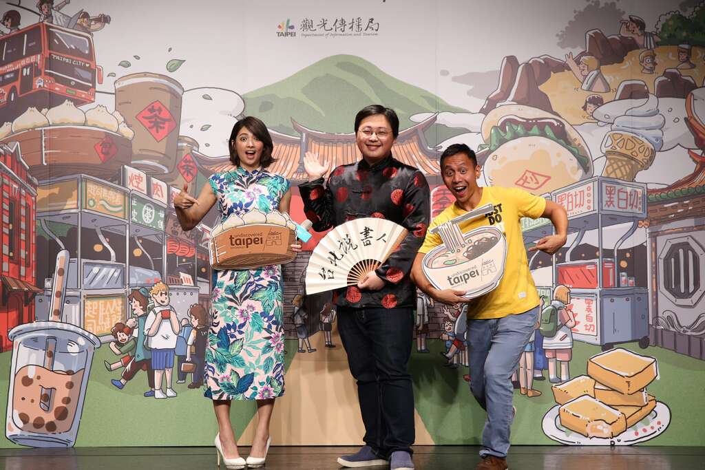 观传局长刘奕霆(中)邀请菲律宾当红歌手Mikey Bustos(右)代言台北观光,欢迎会上与阿喜(左)惊喜搭档一同披露台北观光新曲.JPG