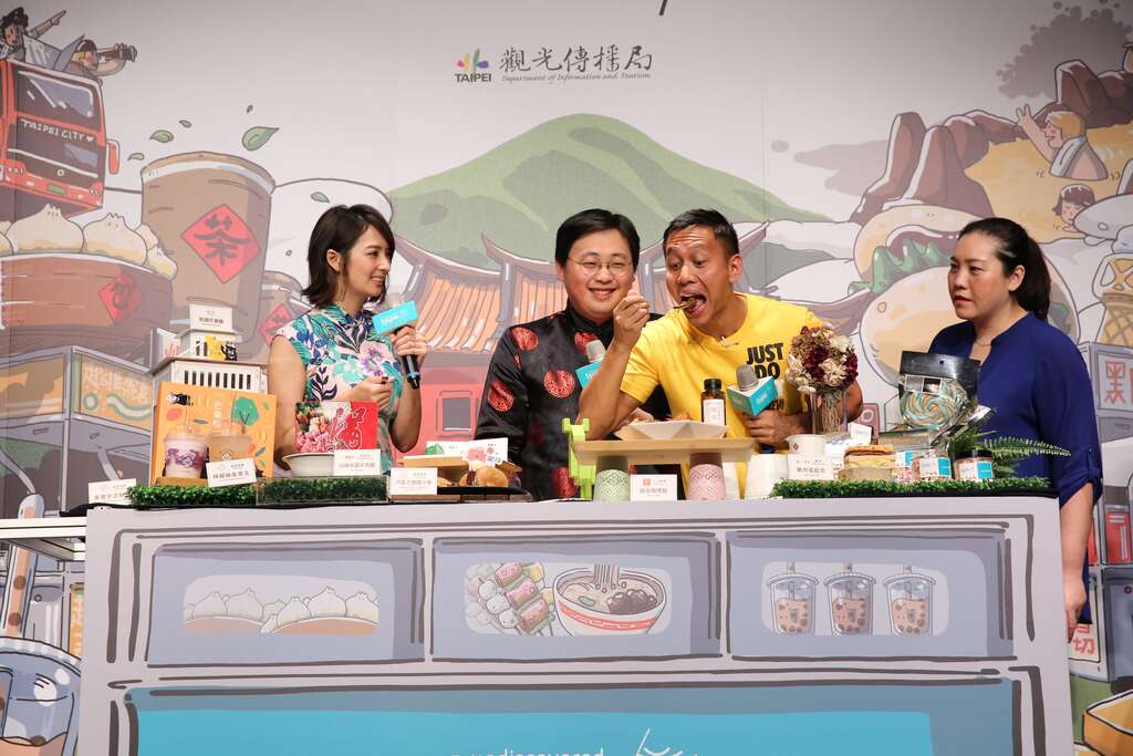 面对满桌台北美食,Mikey迫不及待大快朵颐,直呼好吃.JPG