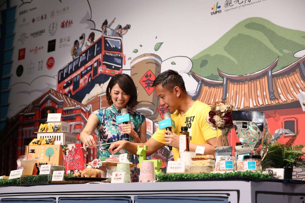 旅游女神阿喜带领Mikey一同品尝台北料理,众多美味让Mikey目不转睛.JPG
