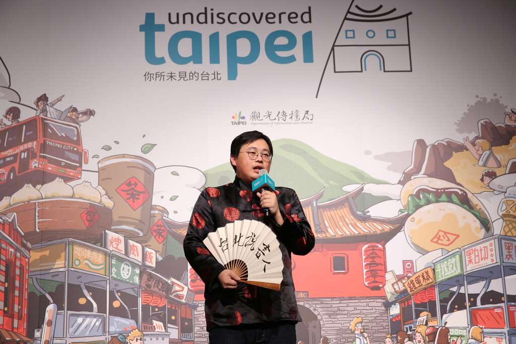观传局长刘奕霆穿上唐装化身说书人，在记者会现场带领大家进入台北的惊奇世界。.JPG