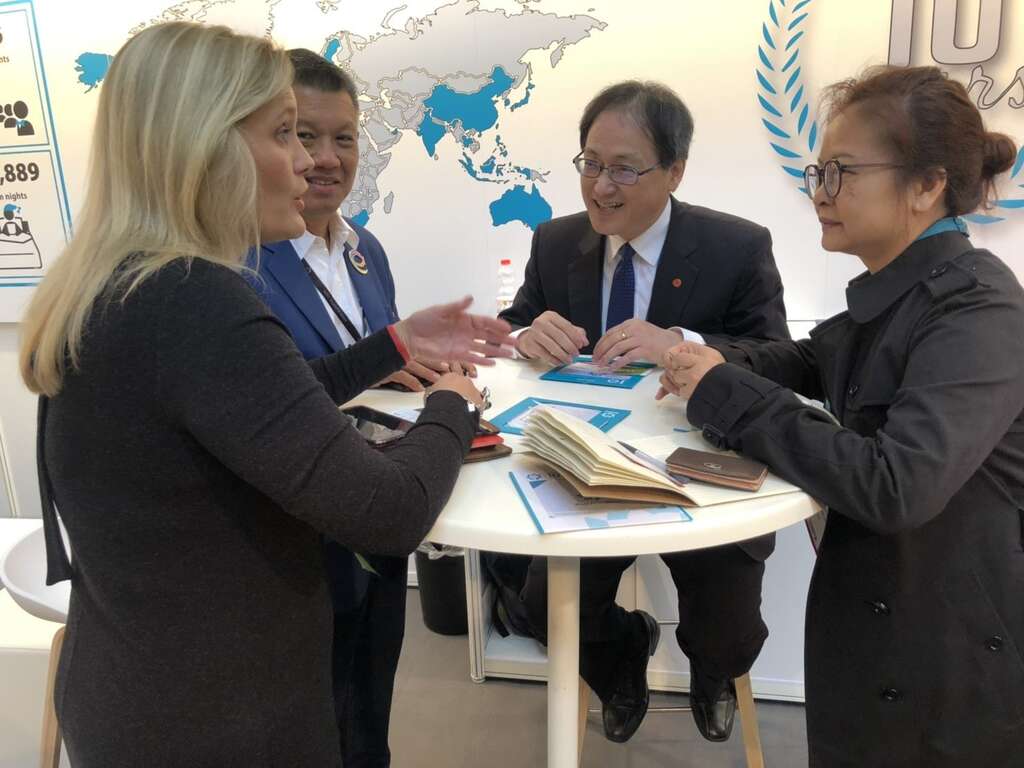 台北市政府观光传播局股长游美娟（右一）、外贸协会副秘书长暨2019台北市会展提升计画主持人王熙蒙（右二）与2位市府会展国际顾问洽谈