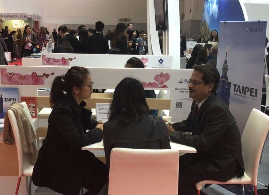 台北市政府观光传播局股长游美娟（左一）於IMEX展向国际业者介绍台北市会展资源及优势