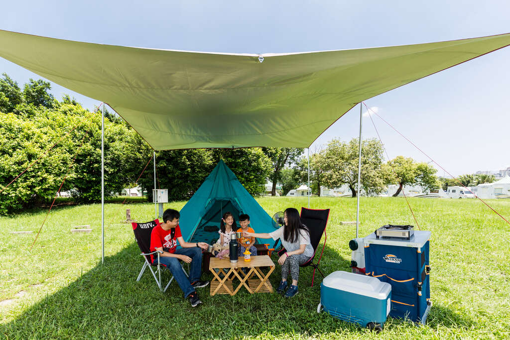 小白与智维时常带着孩子一起露营。