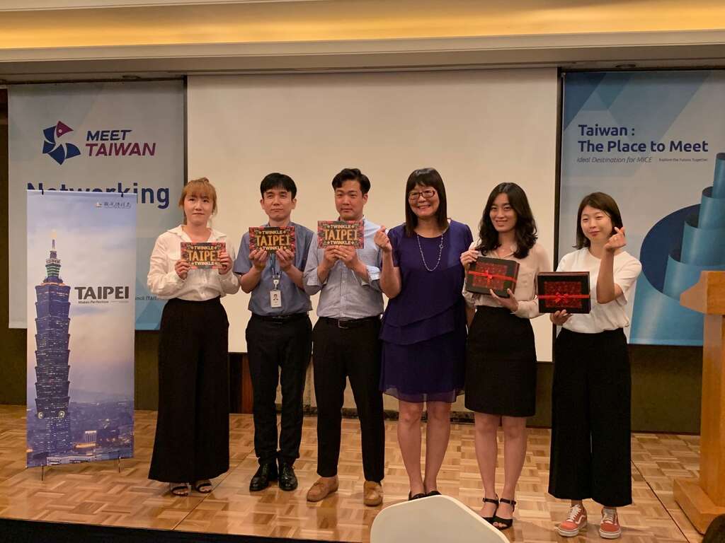 推广会上幸运业者获得台北市茶叶礼盒及限量灯节悠游卡