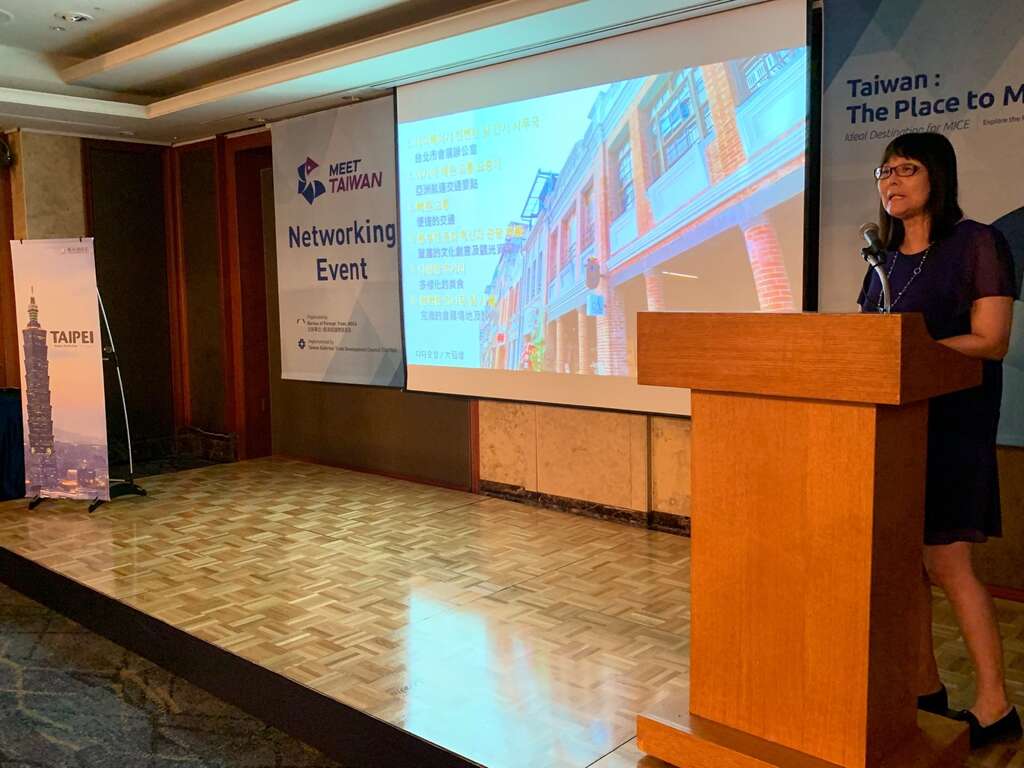 台北市政府观光传播局李丽珠副局长向韩国业者介绍台北市优质会展环境