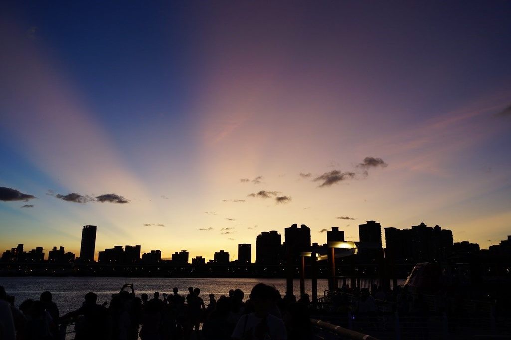 今日天公作美，河岸夕阳与夏夜晚风为情人节带来不少人潮。