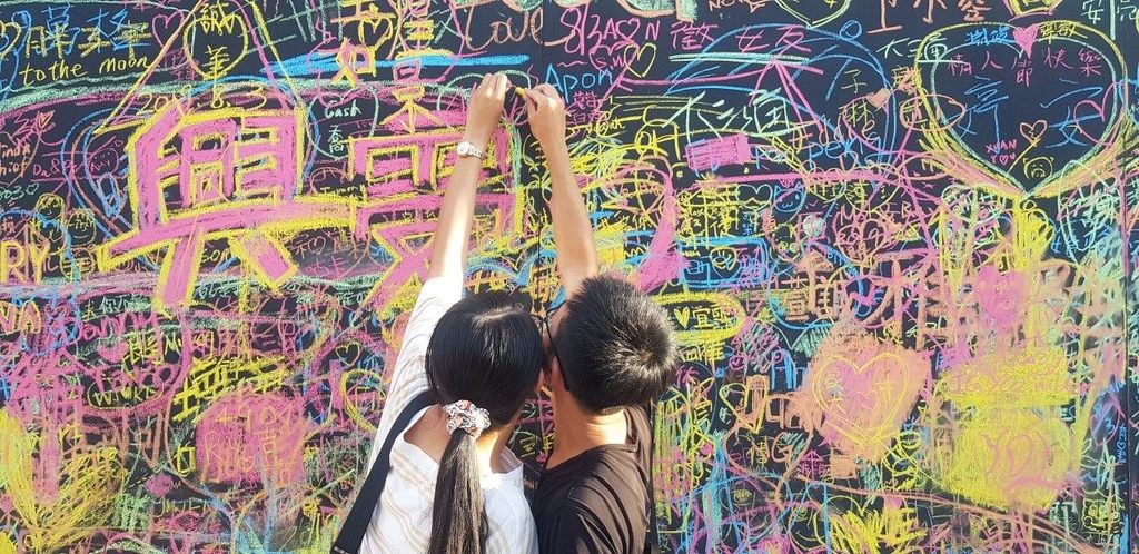情侣抢搭大稻埕情人节浪漫列车，一起在爱情涂鸦墙留下甜蜜絮语。