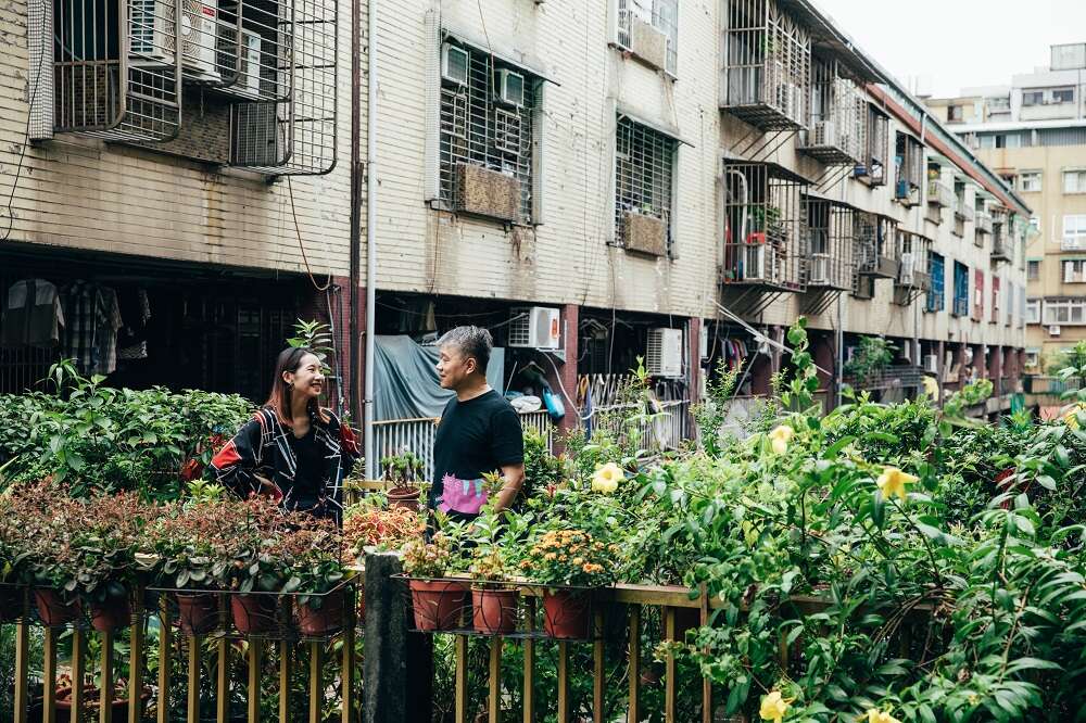 李秀芬和貧窮男因為身處的視角不同，對談起來格外熱鬧、有趣。