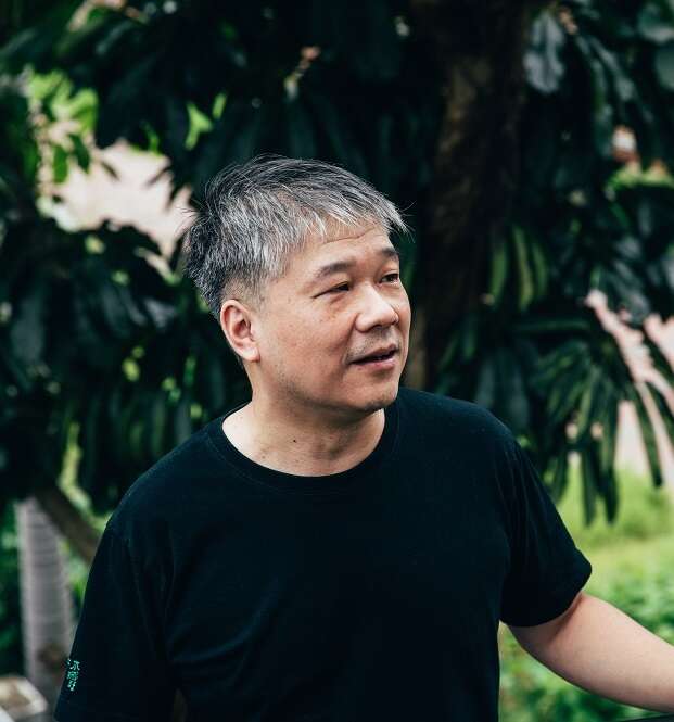貧窮男，觀賞表演藝術、電影作品無數的資深評論人。至今仍保有滿滿的熱忱，及樂於與人分享的初心。