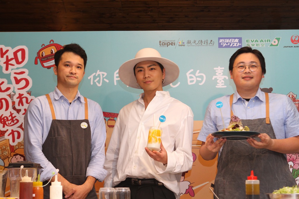 劉奕霆(右)與登坂廣臣(中)品嘗自製手作特色料理芒果果昔、時蔬溫沙拉