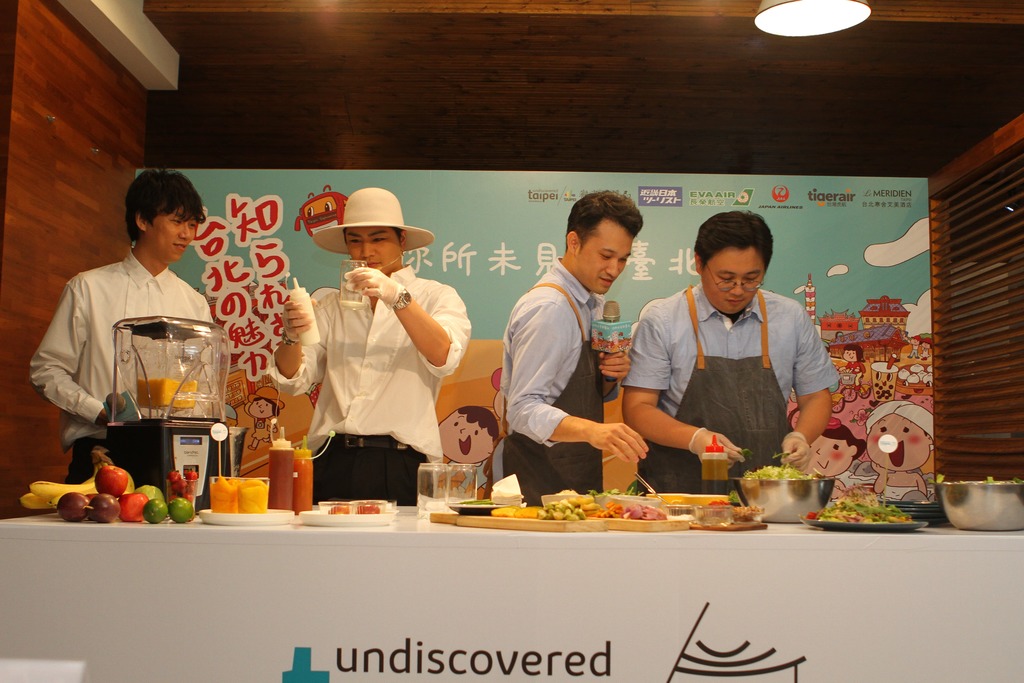 刘奕霆(右)与登坂广臣(左2)体验制作台北市美食