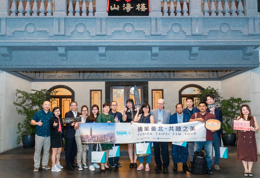 臺北市政府觀光傳播局李麗珠副局長與海外貴賓合影