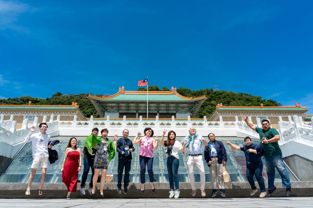 业者走访多个台北市场馆及景点，於国立故宫博物院前开心合影