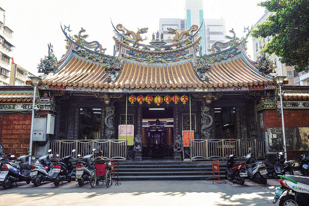 Cisheng Temple is favored by the local faithful, making it one of the three biggest temples in Dadaocheng.