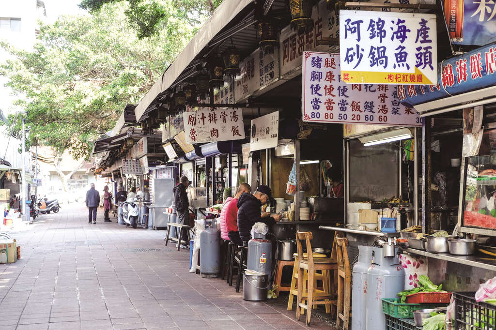 There’s a row of street food stalls in front of Cisheng Temple, where the food reminds locals of a bygone era.