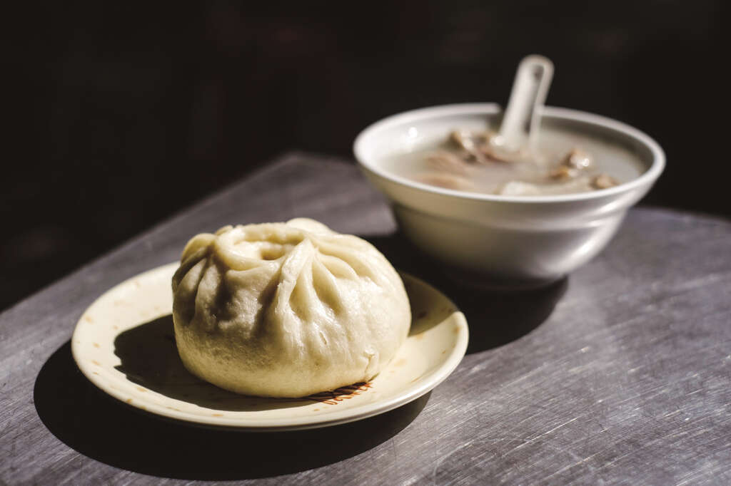 Locals will have four-herb soup with a meat bun, which is an unique combination in Taipei.