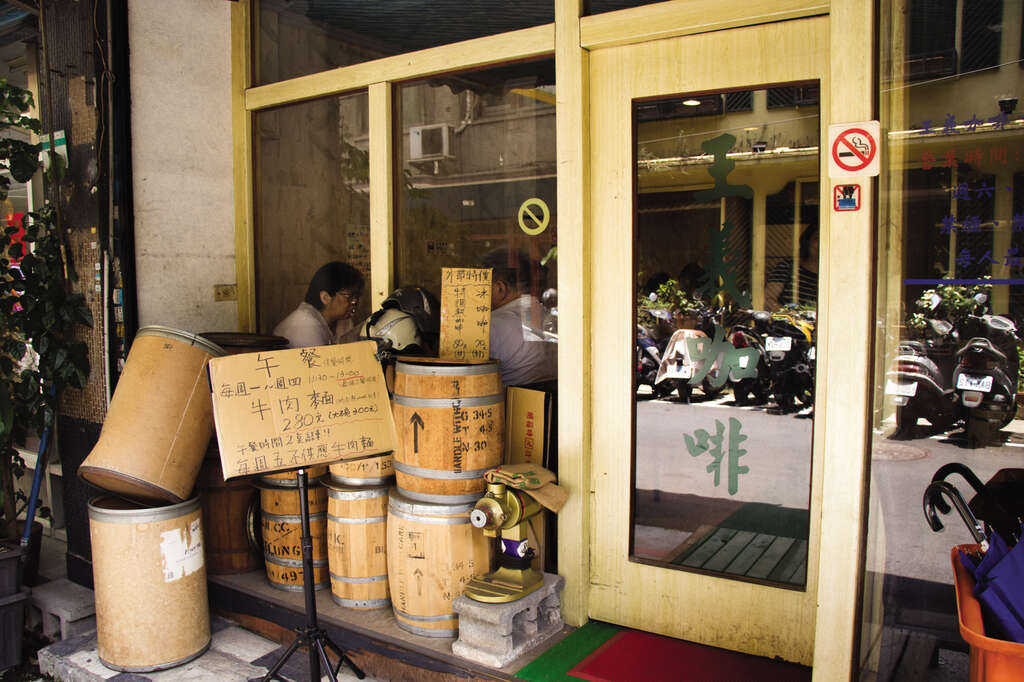 TAIPEI Fall 2019 Vol.17--Not Another Hipster Café : Taipei’s Old-School Coffee Shops