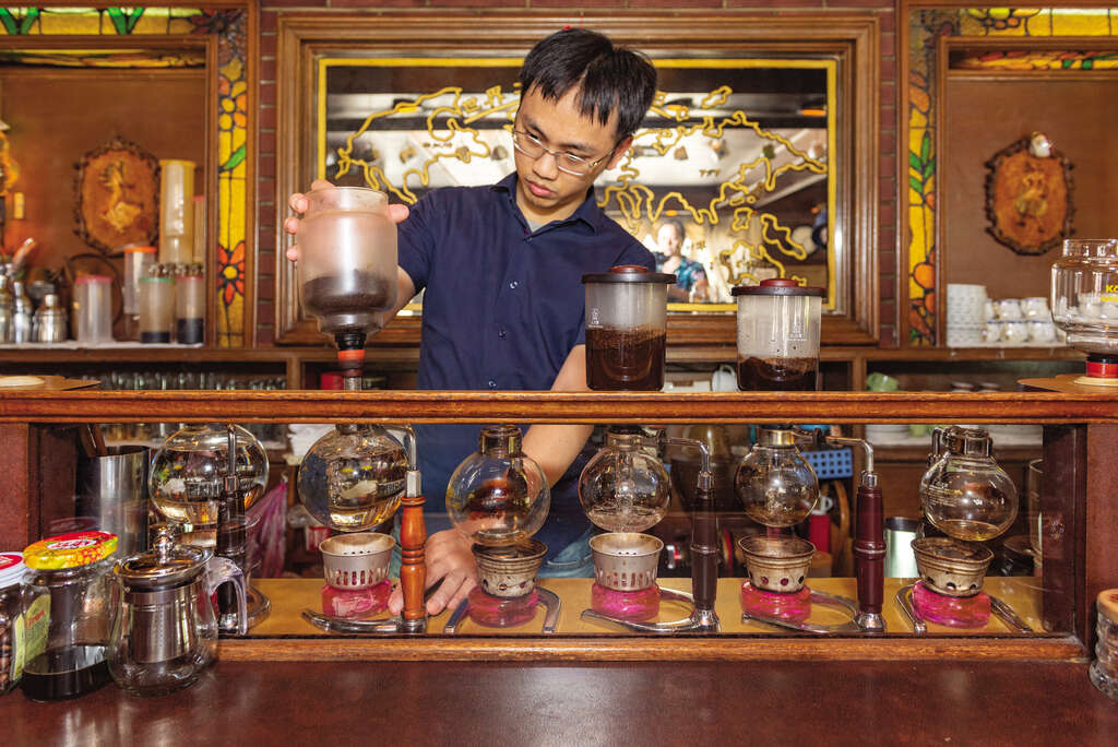 TAIPEI 秋季号 2019 Vol.17--流行りのお店にはない良さを求めて：台北の老舗カフェ