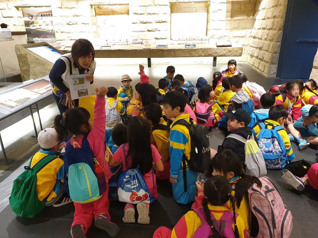 台北探索館導覽培訓課程帶領小志工一同學習博物館志工導覽技巧