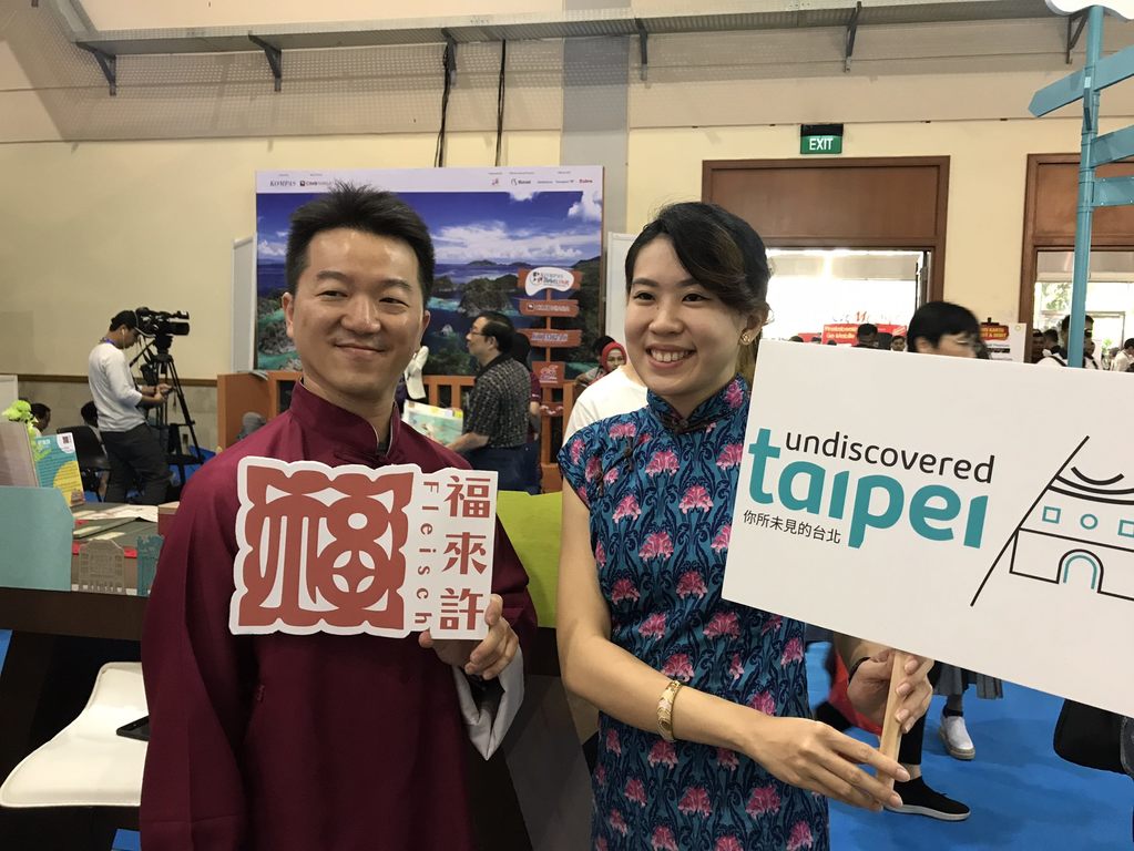 福来许提供旅展民众免费旗袍体验