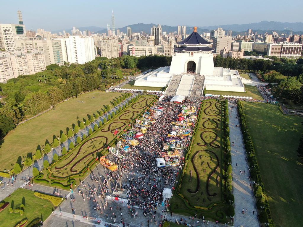 國慶日天氣晴朗，吸引許多民眾攜家帶眷前往中正紀念堂欣賞花車.JPG