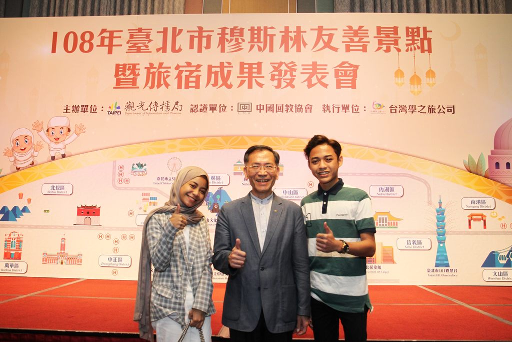 蔡炳坤副市长(中)与百万粉丝马来西亚穆斯林网红Farrah_Khairina(左)、Syah_Fitri(右)合照