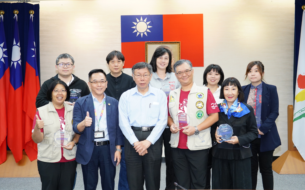市長與得獎景點代表合影