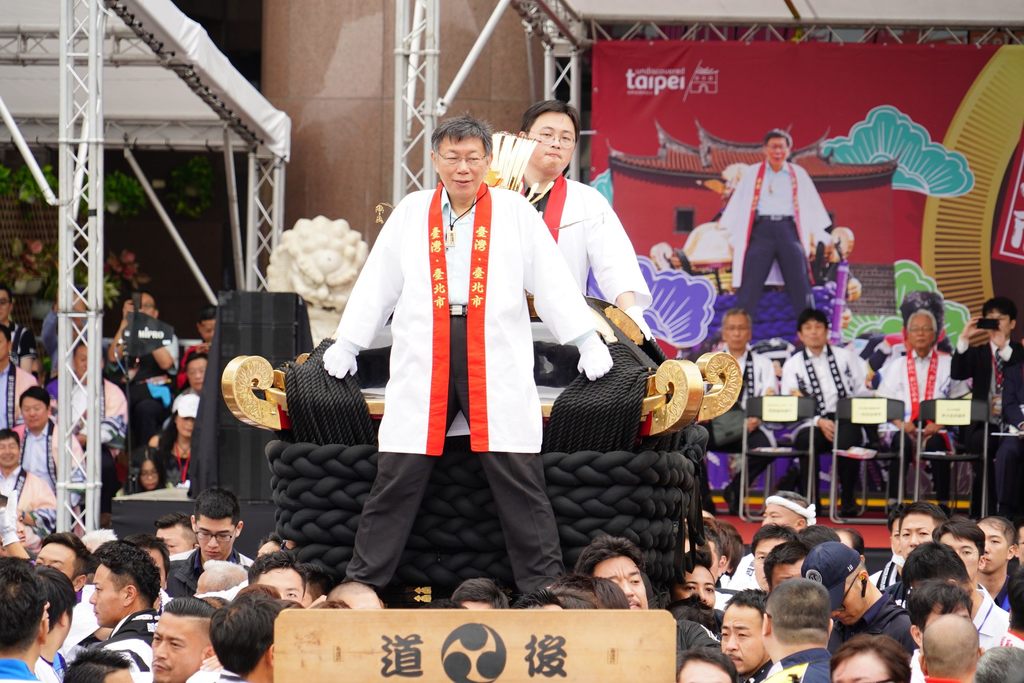 台北市今日在市府前广场举办日本松山市撞轿祈福活动，市长柯文哲特别登上大神轿为台湾祈福