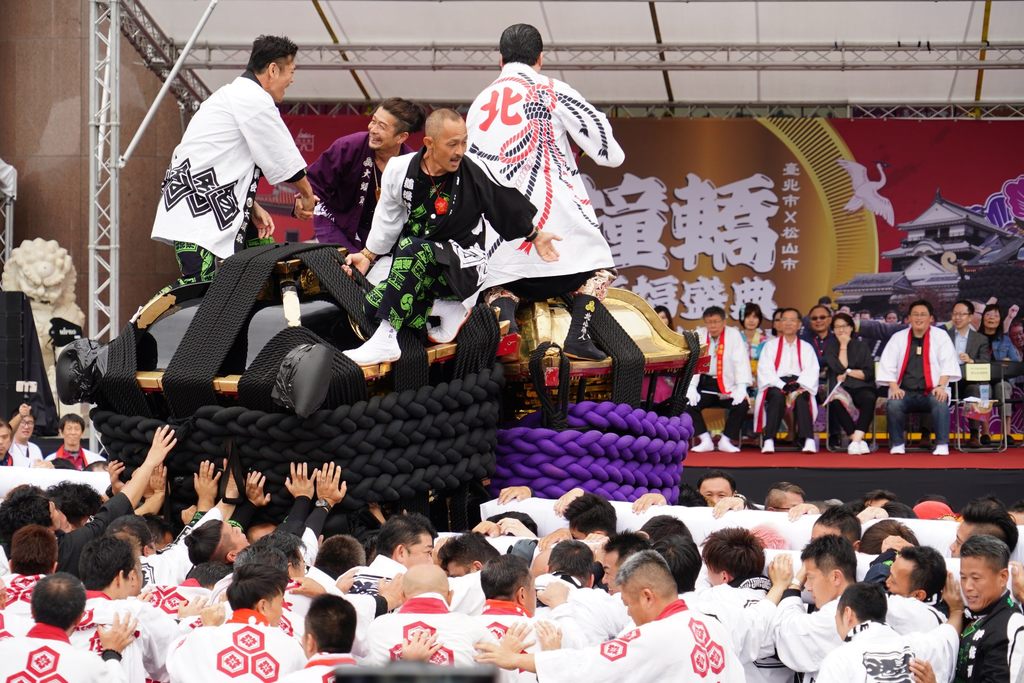 今年是台北市与日本松山市友好交流协议签订满5周年，台北市再度邀请日本松山市大神轿来台并在北市府前盛大演出，现场吸引许多民众观赏 - 复制
