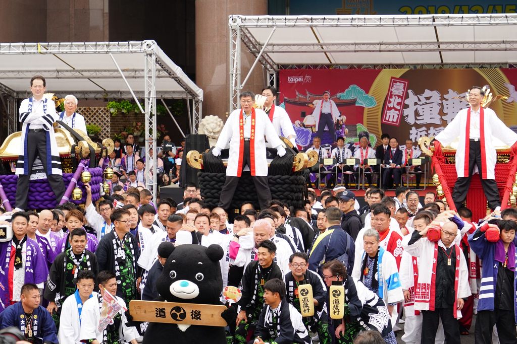 市长柯文哲率副市长蔡炳坤与观传局长刘奕霆一同穿上祭典专属短挂及登轿专用鞋，分别登上3座大神轿，由百位轿夫协力扛起踩街，为台北市民及台湾祈福 - 复制