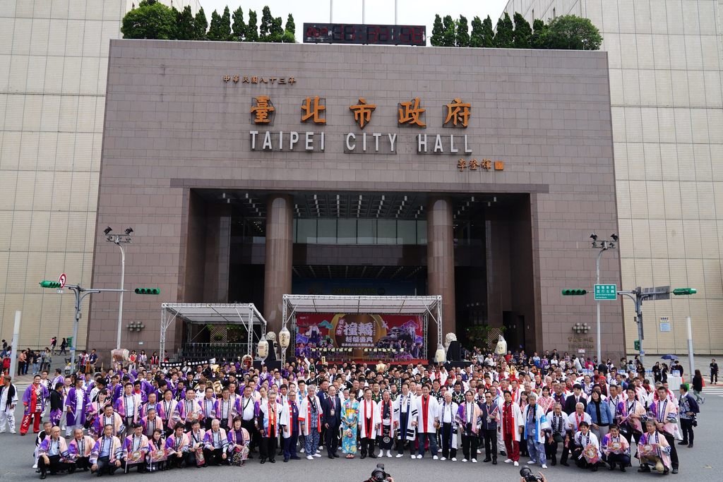 北市府今年特别邀请日本松山市3顶大神轿及约300名的轿手来台表演，现场呈现原汁原味的撞轿盛况