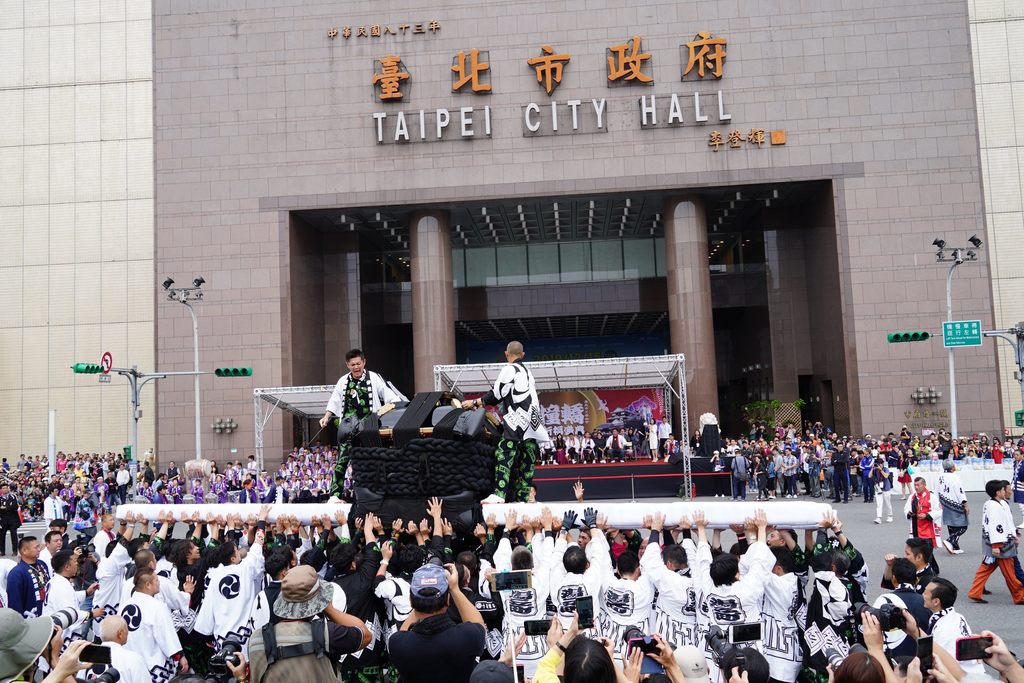 市府场日本大神轿撞轿祈福活动吸引许多民众参观