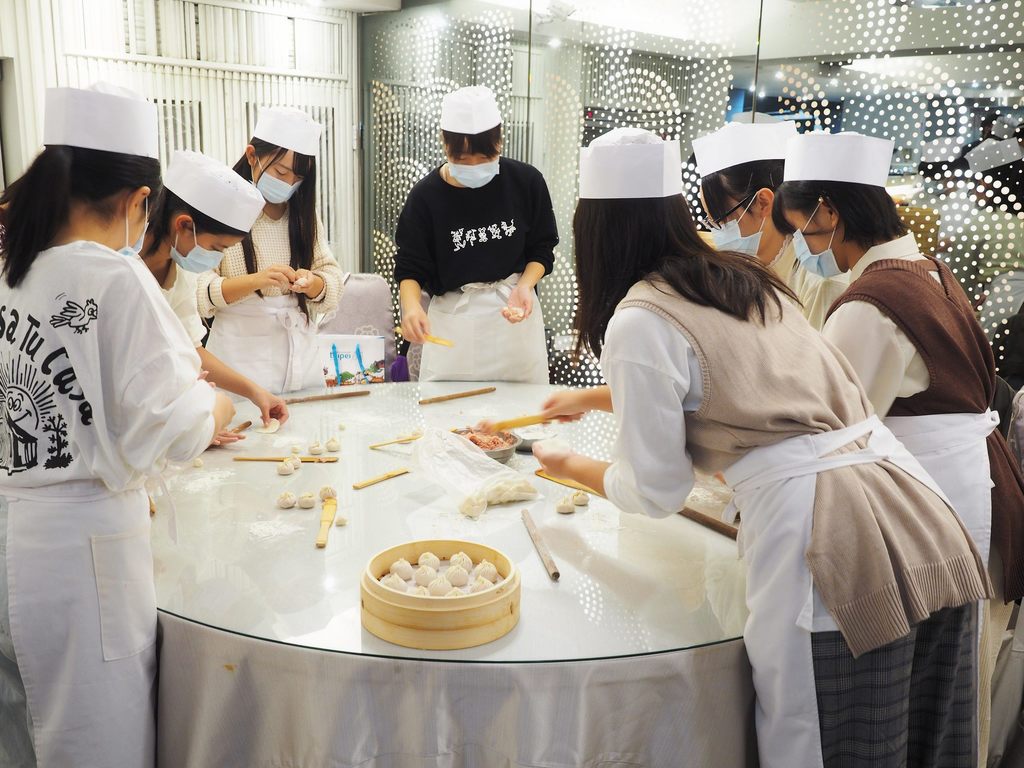 日本濱松市立高等學校修學旅行的師生至臺北體驗小籠包製作