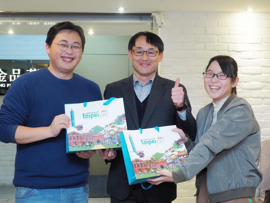 台北市政府观光传播局致赠特色伴手礼给来访的修学旅行师生