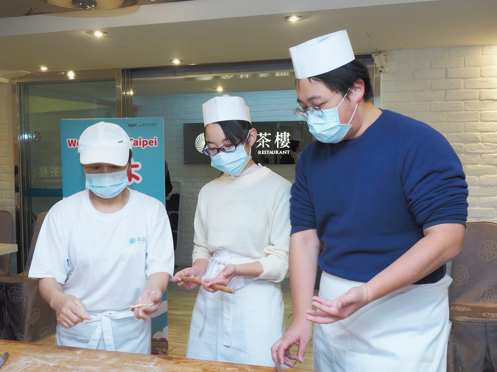 劉奕霆局長與修學旅行學生共同體驗小籠包製作