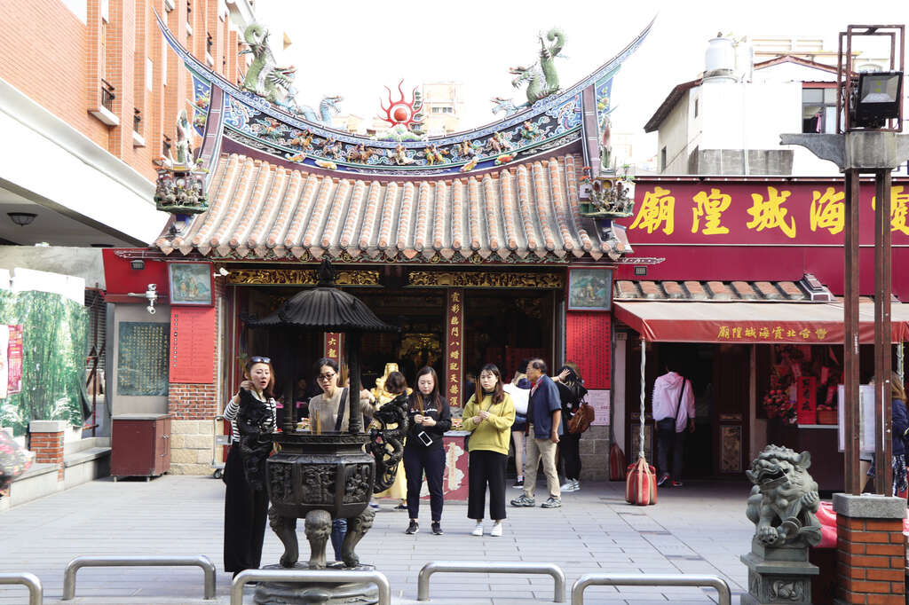 TAIPEI Winter 2019 Vol.18--A Good Start: The Joys of the Western and Lunar New Year in Taipei