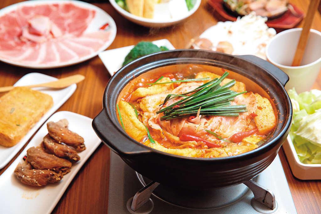 TAIPEI Winter 2019 Vol.18--Warming, Hearty, Comforting Year-End Hot Pot Gatherings