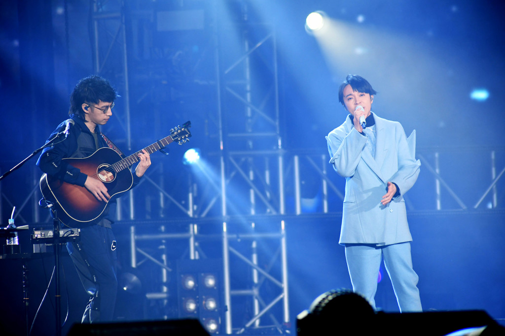 由创作才子吴青峰担任压轴带来多首经典歌曲,跨年晚会在青峰迷幻歌声中画下完美的句点。