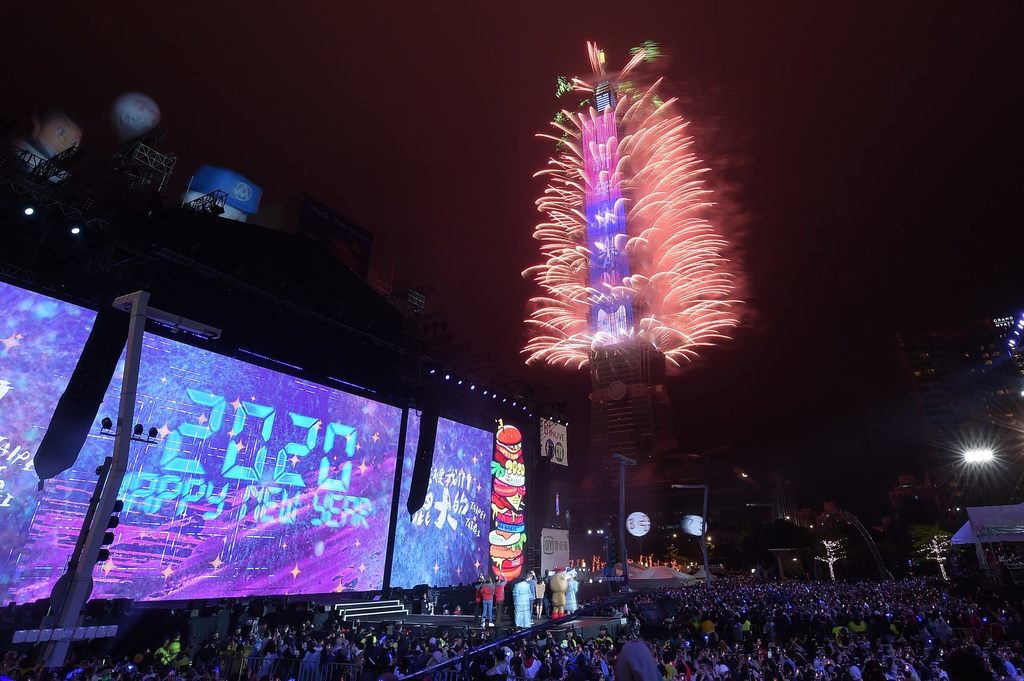晚会最高潮─台北101新年大秀,以「希望之光・台湾」为题的300秒灯光烟火秀,首创「幻彩三变化」烟火,陪民众迎接崭新2020。