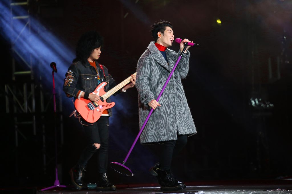 萧敬腾领军「狮子LION」连飙经典老歌「再见我的爱」及「It's my life」,高亢嗓音加温跨年现场。