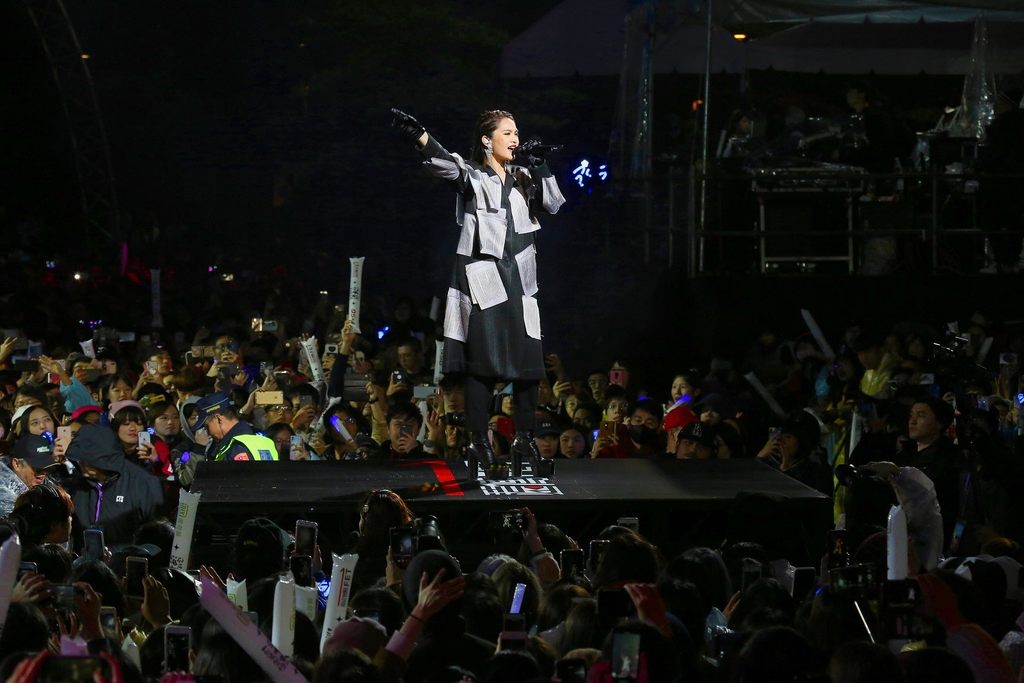 跨年前表演由全能天后杨丞琳带来《雨爱》、《暧昧》等历年经典歌曲,让歌迷走入时光隧道。