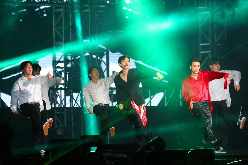 韩国人气天团Super Junior子团D&E 帅气登上台北跨年晚会现场,以热情组曲嗨翻现场民众,掀起跨年高潮。