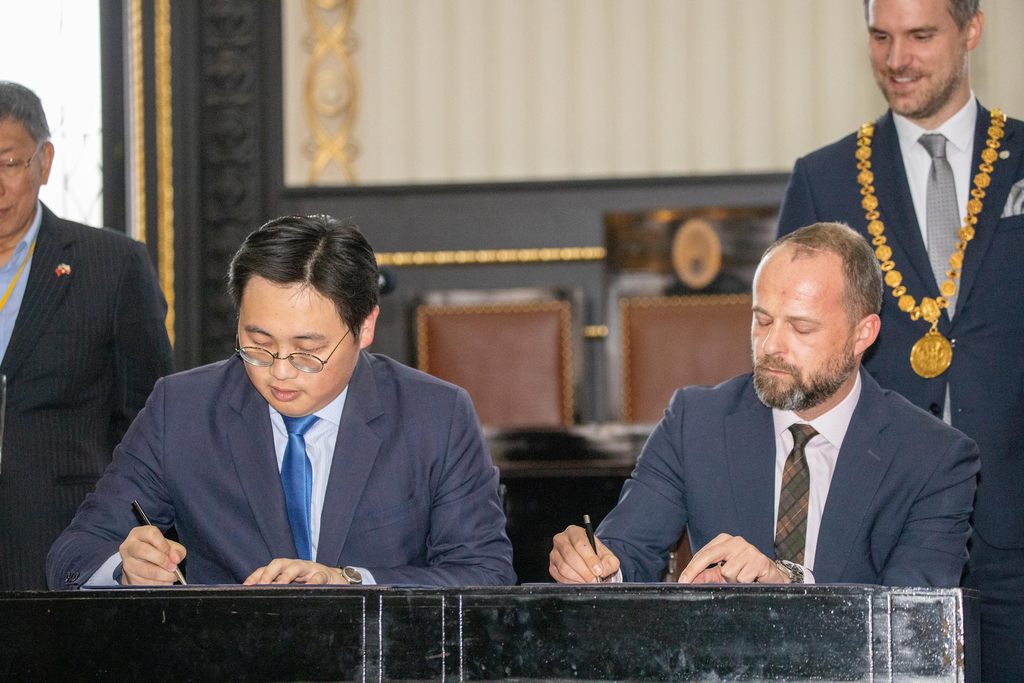 臺北市與布拉格簽署觀光MOU_左起_觀光傳播局局長劉奕霆、布拉格市文旅局局長賽普佛（Frantisek_Cipro)