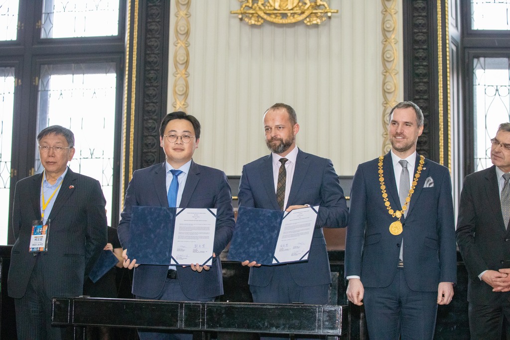 臺北市與布拉格簽署觀光MOU_左起臺北市政府市長柯文哲、臺北市政府市觀光傳播局局長劉奕霆、布拉格市文旅局局長賽普佛（Frantisek_Cipro)、布拉格市長賀瑞普（Zdenek_Hrib）