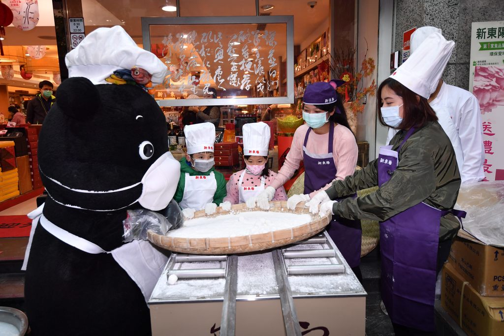 熊赞与学姐黄瀞莹邀请市民一起享受最潮奶茶口味的元宵。.JPG