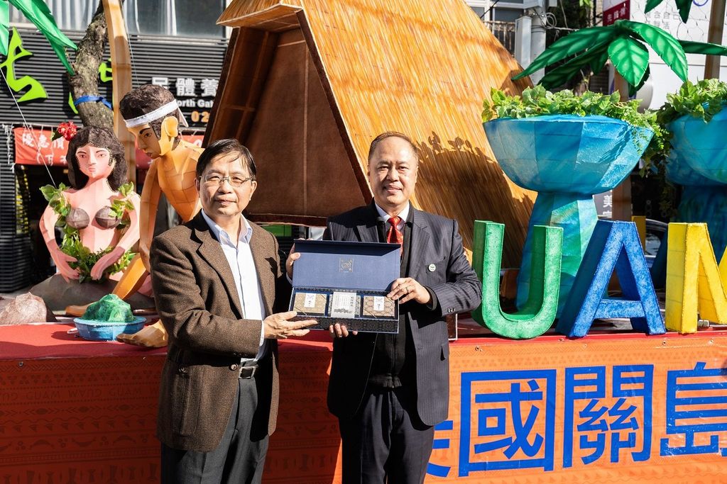 台北燈節友好交流燈區點燈，關島觀光局、臺北市政府互贈禮物