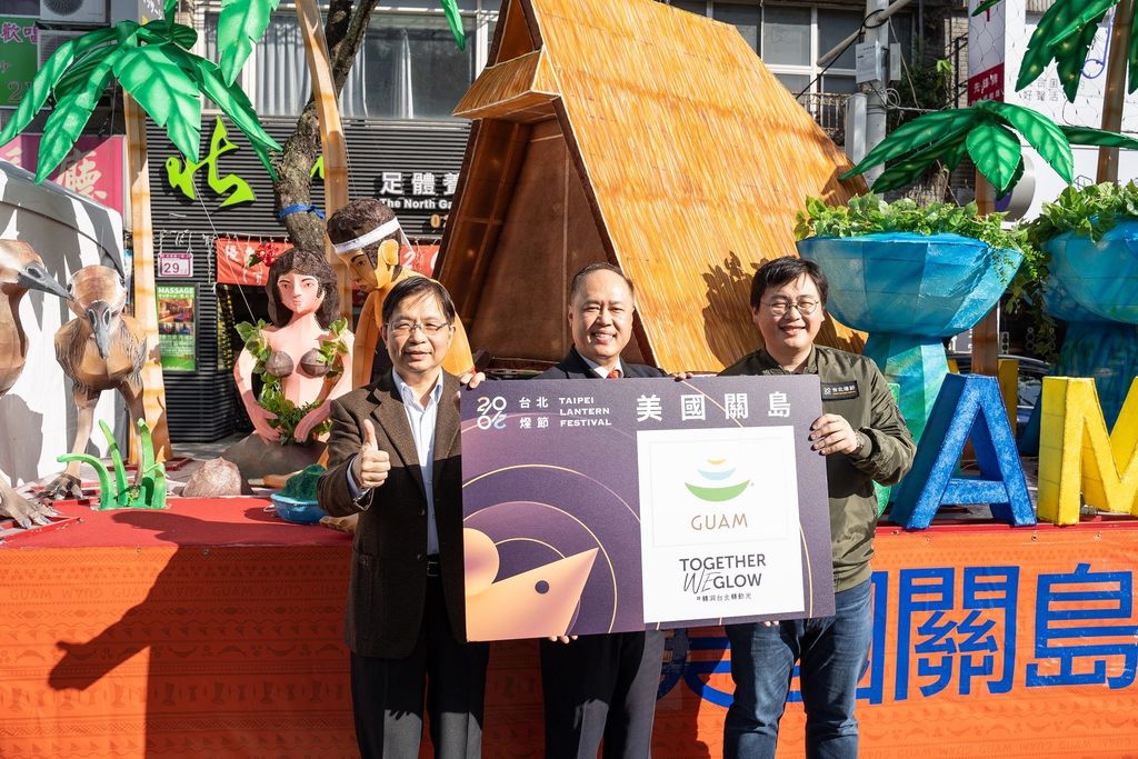 關島觀光局臺灣代表嚴樹芬（中）與臺北市政府簡哲宏副秘書長（左）、臺北市政府觀光傳播局劉奕霆局長（右）合影於花燈前