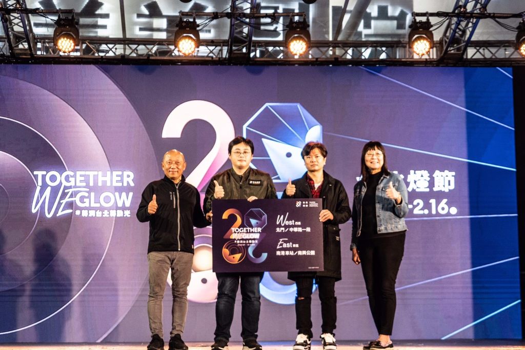 左起艺术家林舜龙、观传局局长刘奕霆、设计总监冯建彰、观传局副局长李丽珠一同为西区主灯试灯