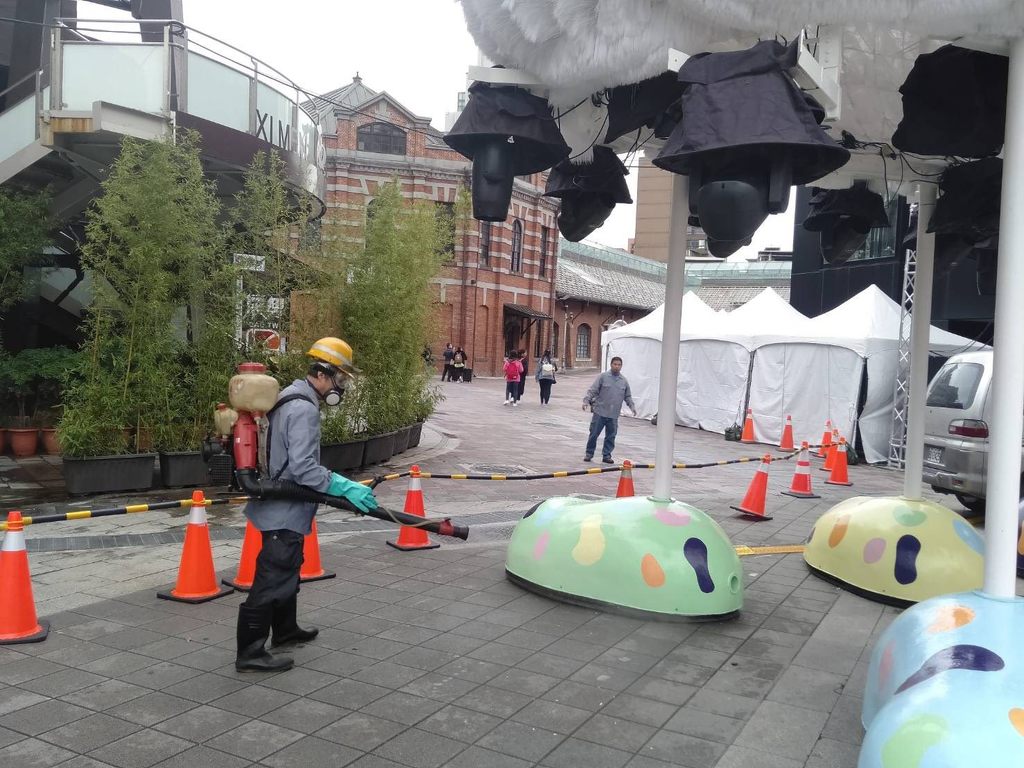 北市府今日针对2020台北灯节西门主灯区域进行消毒作业