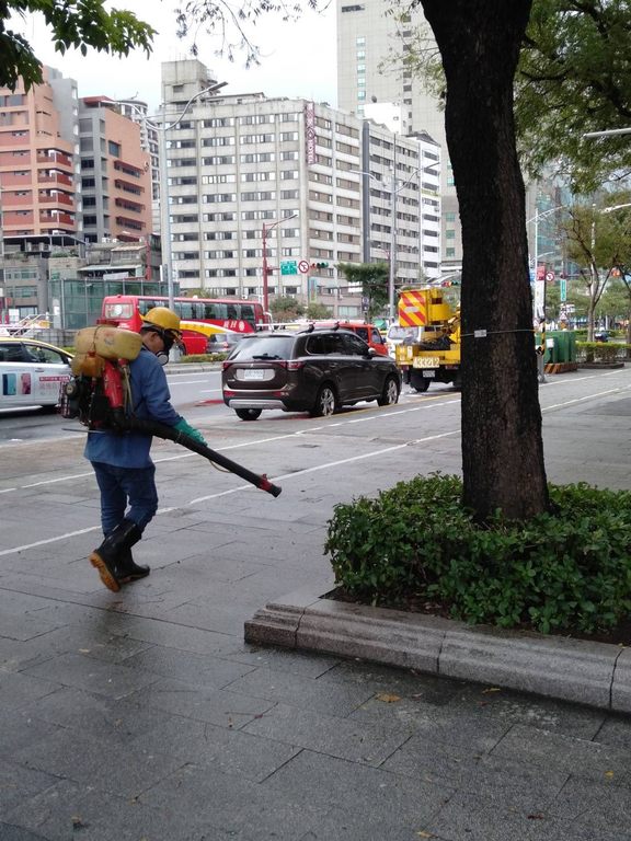 北市府针对灯节举办中华路两侧进行消毒作业